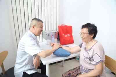 喜迎八一    情系老兵  真情服务        北京专家为天津老兵送健康